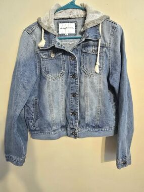 The Style Between Us Women's Light Blue Denim Jacket with Knit Hood
